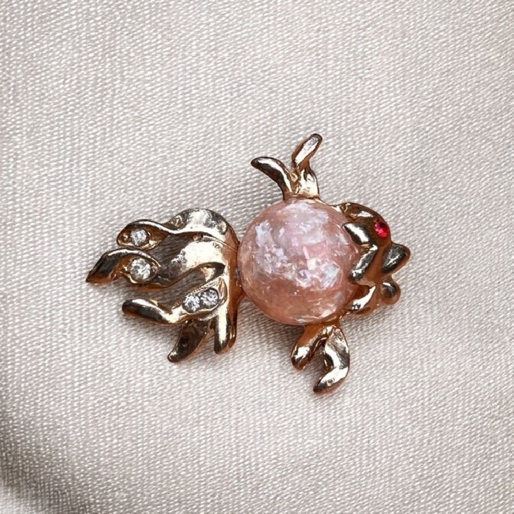 Lovely jelly belly Rose Pink Studded Tropical Fish Pin Brooch